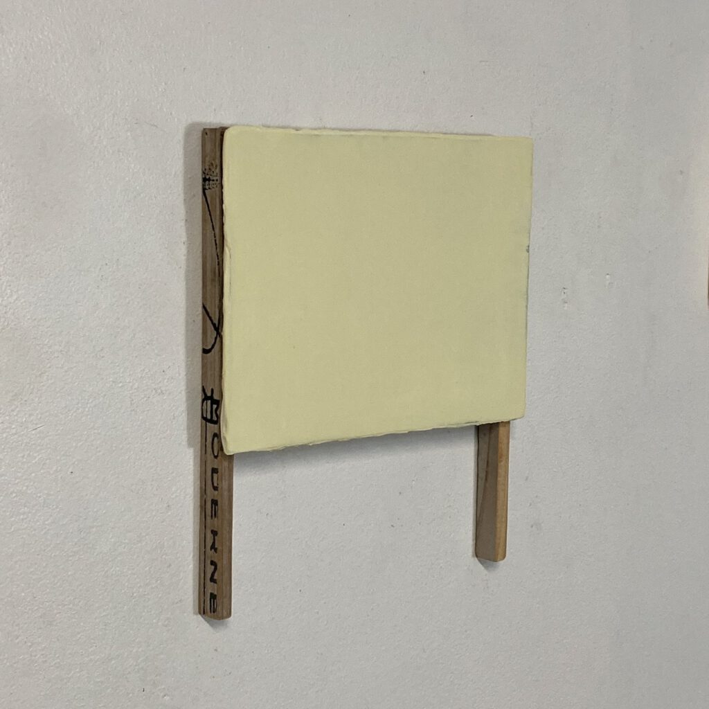Holding Beige